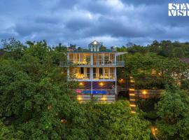 The Glasscape by StayVista - Hillside getaway with Pool and Indoor games, ξενοδοχείο σε Nashik