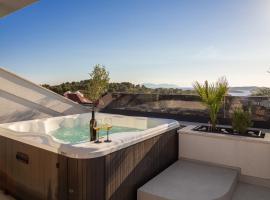 Luxury Penthouse Hvar with Jacuzzi & Sea View, hotel con hidromasaje en Hvar