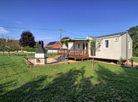 Mobilhome 3 chambres 6 personnes, hotel in Saint-Loup