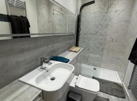 Exquisite Riverside Living in a Stunning Flat, hotel in Northfleet