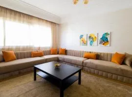 Stylish & Bright 3-Bedroom Apartment, City Center with Air Conditioning and Free Parking