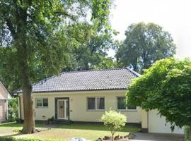 Einfamilienhaus mit Garten: Falkensee şehrinde bir otel