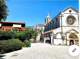 Casette rosse nel borgo medievale di Fossanova