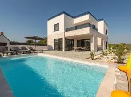 4 Bedroom Cozy Home In Poljica Brig
