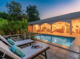 Viesnīca ar baseinu StayVista's Suman Vatika with Outdoor Pool & Terrace at Pench pilsētā Khawāsa