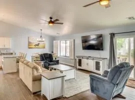 3 Mi to Lake Home with Hot Tub in Show Low