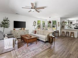 Cayce Cottage w Private Pool, Hotel in Cayce