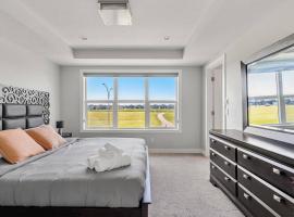 Large House Near Calgary Airport with Central AC, Double Car Garage Parking, Free Banff Access, Netflix, Sleeps 8, vila v destinaci Calgary