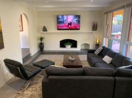 Warm and Spacious 5BR Home w WIFI and Multiple Parking - Hosted by Canstay, hotel v destinaci Weetangerra