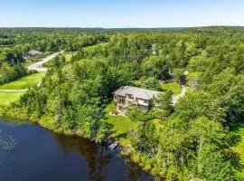 Serene modern Lakehouse on Golf Course
