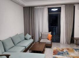 lovely 3 bed, 3.5bath condo, hotel em Dar es Salaam