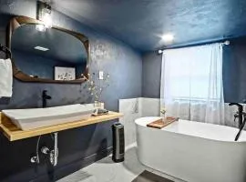 Uptown Studio Soaking Tub & Private Yard #04
