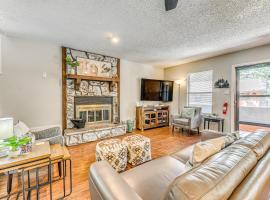 Cozy Ruidoso Condo with Deck about 2 Mi to Cedar Creek!, hotel in Ruidoso