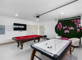 NEW 3bd, 2.5 bath w Game room lounge, Hot tub, pool, fire pit, and more