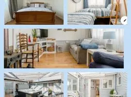Dog friendly cottage 2 mins to beach with hot tub and Zappi EV