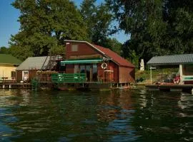 Homey house boat, great location