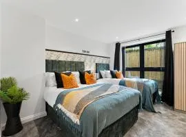 Stylish Abode in Leeds - Games Room - Parking