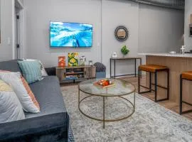Prime OTR, 3 Lux Queen Beds, Two 55in TVs, Steps to TQL, Findlay Market, Light Rail, Fast Wifi