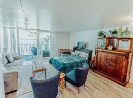 Luxury Beachfront Condo, hotel en Hauula