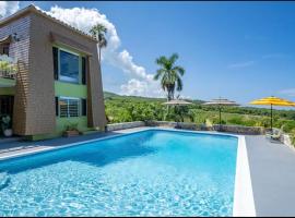 Winsome Victoria Gardens- Poolside Suite, Hotel in Montego Bay