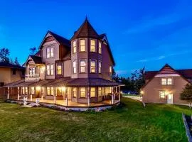 Luxury Bayfront Oasis with Private Beach Access, Near Tulalip Casino and Outlets!