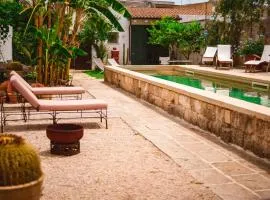 Suites Li Curti, camere con piscina!
