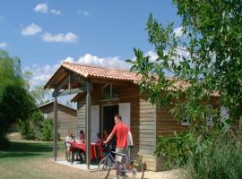 Detached chalet on the banks of the Lot, hotel in Castelmoron-sur-Lot