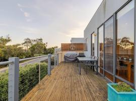 Two Story, Torquay Holiday Home with Large Balcony, hotel in Torquay
