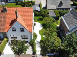 House W - North Sea Stays, hotel dengan jakuzi di De Haan
