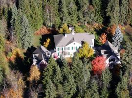 The Inn at the Ninth Hole Bed & Breakfast, B&B in Salmon Arm