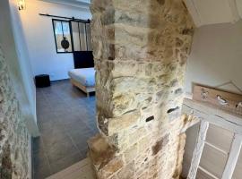 Maison en plein coeur de la cité médiévale de Moret-sur-Loing avec jardin !, hotel v destinaci Moret-sur-Loing