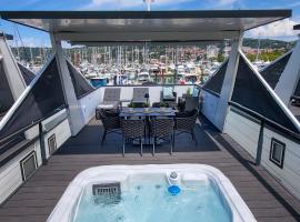 Floating Sea House SEAESTA, golf hotel in Portorož