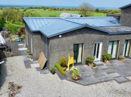 Golf & family chill cottage, hot-tub, beach 10 min