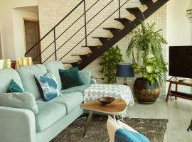 Incredible views, Fast wifi, Rooftop pool, Artist design, hotel din Chinatown