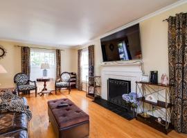 Antique Charm 3BR Gourmet Kitchen & Large Yard, hotel a Kettering