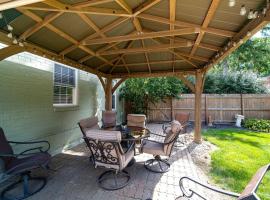 Antique Charm Meets Modern Comfort 3br, hotel v destinaci Kettering