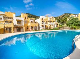Four Bedroom Townhouse With Communal Pool, hotel v destinaci Cartagena