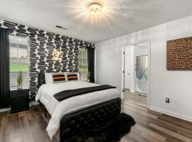 Charming 3BR 2BA Retreat, Cozy, villa in Decatur