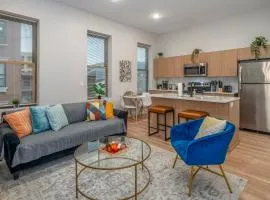 Central Over-the-Rhine, 3 Lux Queen Beds, Steps to TQL, Findlay Market & Light Rail, Fast Wifi, Sleeps 7ppl