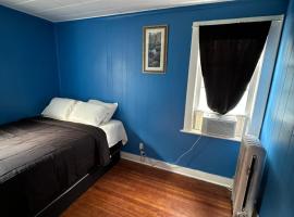 Fidelia Fuchsite Room, Queen Bed minutes from Newark Liberty international Airport and Newark Penn Station, ξενοδοχείο σε Irvington