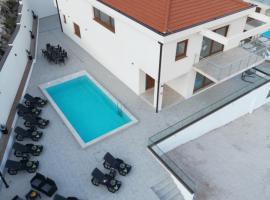 Ivanica에 위치한 호텔 Villa Panorama - Private heated pool and jacuzzi with ocean view