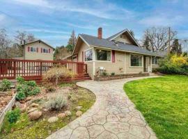 Medford Home And 2 Condos With Pool, hotel v destinaci Medford