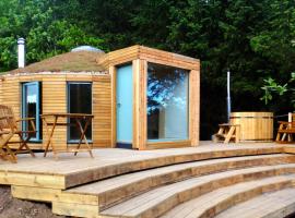 Otter - Eco Bothy with Hot Tub, hotel met hottubs in Castle Douglas