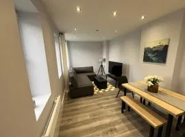Queen Apartment - En-Suites - High Spec- 7 Guests