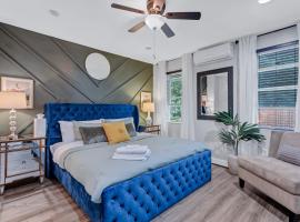 Stylish Washington DC Apartment with King Bed, 75 inch TV & Free Parking, Hotel in Washington