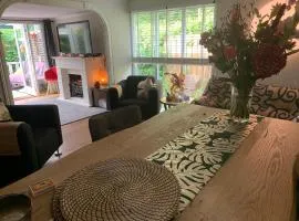 Gezellige ruime Cottage, privé, 2 slaapkamers, hond welkom!