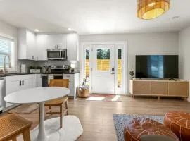 Modern Guest House Near Downtown!