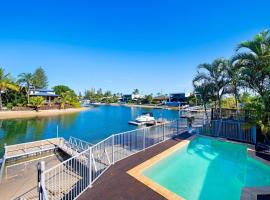 Sandy Shores - Large Family Retreat، فندق في غولد كوست