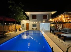 Babak Point Inland Resort - Exclusive Home with Pool in Samal, hotel con estacionamiento en Babak
