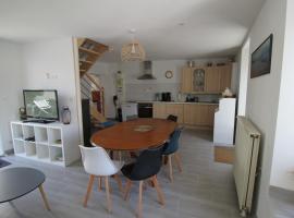 Maison de famille 8 personnes, hotel di Étel